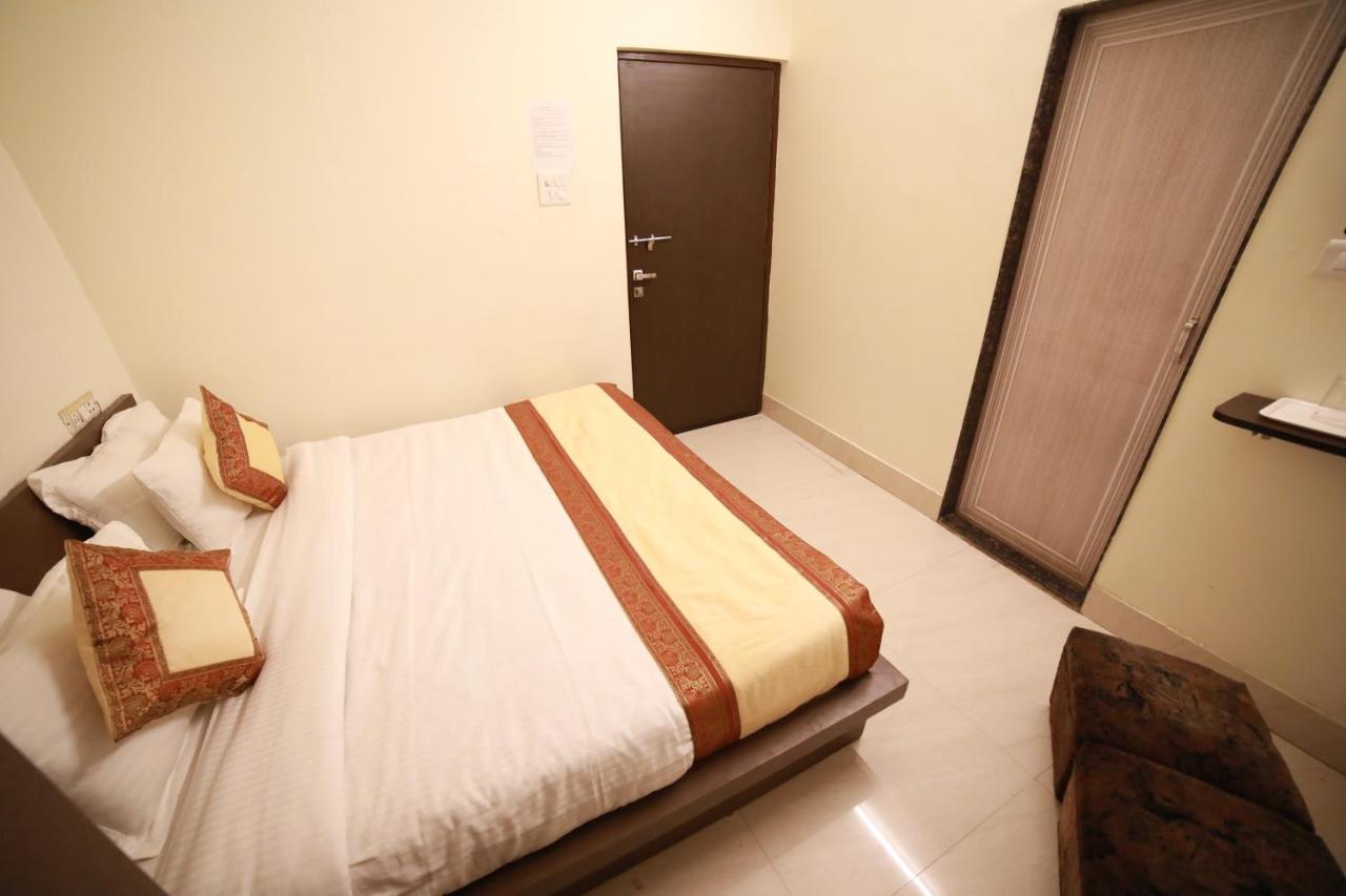 Oyo 16708 Sada Shiv Guest House พาราณสี ภายนอก รูปภาพ